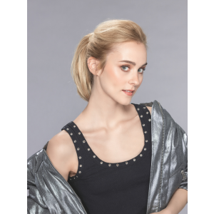 Model draagt de Tonic staartverlenging van Ellen Wille – middellange, gladde paardenstaart met natuurlijke look.