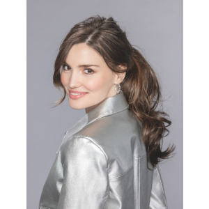 Vrouw draagt Wine paardenstaart – wavy/curly wrap‑around hairpiece in hittebestendige vezel.