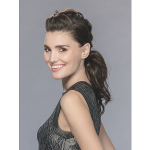 Vrouw met speelse messy bun draagt het Cava haarstuk van Ellen Wille – krullende bun-scrunchie in natuurlijke stijl met volume en textuur.