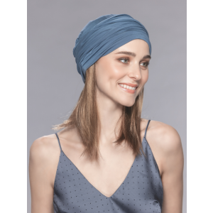 Vrouw draagt het Cayenne haarstuk van Ellen Wille onder een blauwe turban – luchtig 3/4 haarstuk met rechte lokken en natuurlijke uitstraling.