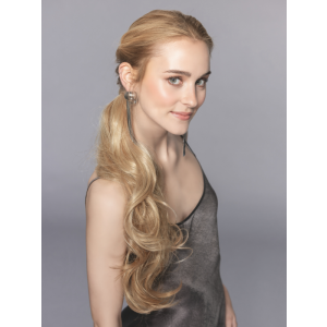 Vrouw draagt het Champagne haarstuk van Ellen Wille – lange, golvende wrap-around paardenstaart in een natuurlijke blondtint met elegante uitstraling.