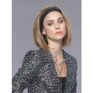 Vrouw draagt het Cidre haarstuk van Ellen Wille – middellang half haarstuk in een natuurlijke blondbruine tint, gedragen met een zwarte haarband voor een casual-chique look.