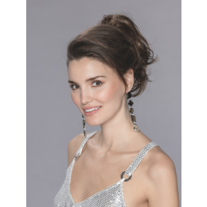 Vrouw draagt het Frappe haarstuk van Ellen Wille – speelse korte paardenstaart met losse krullen, bevestigd met een compacte butterfly-clip.