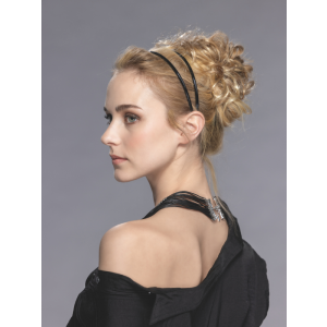Krullende bun gemaakt met de Gin scrunchie van Ellen Wille – gedragen met zwarte haarband voor extra styling.