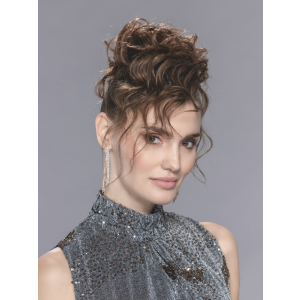 Vrouw draagt het Ice scrunchie haarstuk van Ellen Wille – volumineuze knot met zachte, losse krullen.