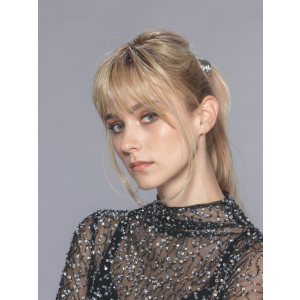 Model draagt de Lemon II pony topper van Ellen Wille – glanzende pony met zijkanten, strak ingeklikt voor natuurlijk volume.