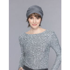 Vrouw draagt de Mint van Ellen Wille – subtiele pony met luchtige voorkant, gecombineerd met een sjaal.