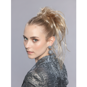 Ouzo scrunchie in knot – speelse look met rechte lange plukken en lossere bovenop.
