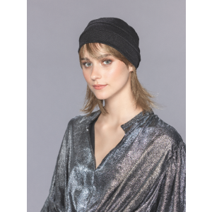 Vrouw draagt Sage haarstuk van Ellen Wille – halflang synthetisch haar onder een muts.