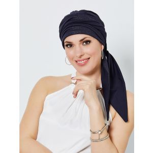 vrouw met blauwe glitter tulban
