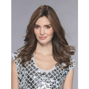 Vrouw met lang, golvend bruin haar draagt het Anise haarstuk van Ellen Wille – volumeverhogend topstuk met natuurlijke scheiding.