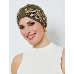 Vrouw met een turban met een band eromheen met print van Gisela Mayer