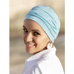 Vrouw draagt de Bahama Bamboo in een blauwe kleur