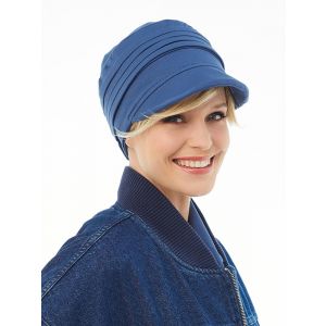 Vrouw draagt een blauwe cap met plooien