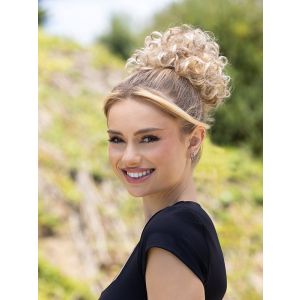 Vrouw draagt een haarstukje met knotbevestiging in het blond