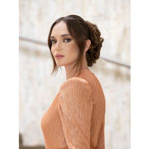 Vrouw draagt een clip on haarstuk van Jon Renau