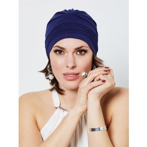 Donkerblauw, blauw, marine blauw, navy chemo mutsje van Gisela Mayer gedragen door een vrouw 