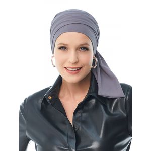 Vrouw draagt een grijze turban van Gisela Mayer