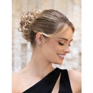 Vrouw draagt een scrunchie haarstukje met krullen