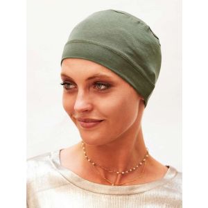 Vrouw draagt een mutsje in een groene kleur