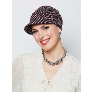 Vrouw draagt een cap met en rood gekleurde print