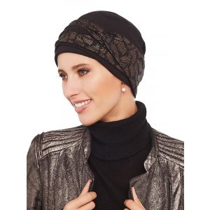 zwart met gouden chemo mutsje gedragen door een vrouw