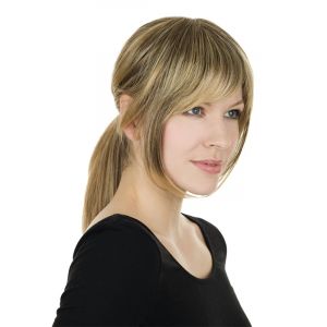 vrouw draagt een blonde opzetbare pony