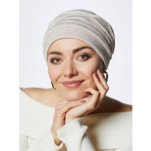 vrouw draagt een witte turban van Gisela Mayer