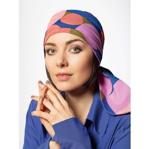 Vrouw draagt een gekleurde turban van Gisela Mayer