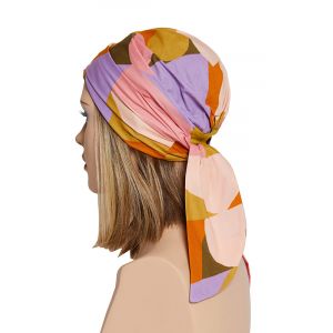 Achterkant van een mutsje met een vrolijke print