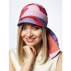 Vrouw draagt een kleurrijke cap van Gisela Mayer