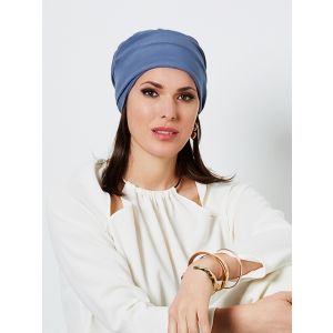 Turban in blauw gedragen door een vrouw
