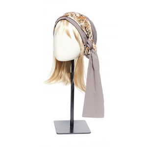 Turban in een grijze kleur op een pop