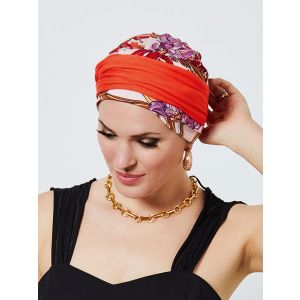 Vrouw draagt een turban van Gisela mayer in rode tinten