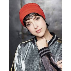 vrouw draagt een haarstuk voor onder een turban of chemo mutsje in het zwart