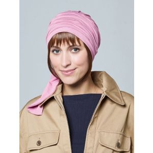vrouw draagt een haarstuk voor onder een turban of chemo mutsje in het zwart