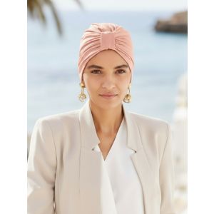 Vrouw draagt een blauw turban van Gisela Mayer