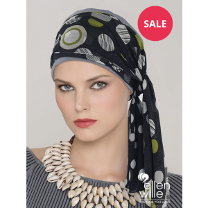 Vrouw draagt de turban Garbo Dark Grey van Ellen Wille 