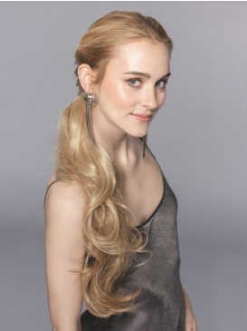 Vrouw draagt het Champagne haarstuk van Ellen Wille – lange, golvende wrap-around paardenstaart in een natuurlijke blondtint met elegante uitstraling.