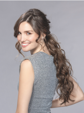 Vrouw draagt de Hugo paardenstaart van Ellen Wille – lange, golvende ponytail met natuurlijke glans.