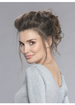 Model draagt het Sherry haarstuk van Ellen Wille – zachte korte krullen met natuurlijk volume.