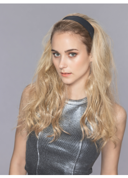 Model draagt het Stevia haarstuk van Ellen Wille – natuurlijk volume achter in het haar, onzichtbaar geplaatst.