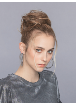 Vrouw draagt het Cassis haarstuk van Ellen Wille – volumineuze knot in warme bruintint, stijlvol opgestoken met natuurlijke look.