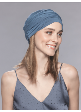 Vrouw draagt het Cayenne haarstuk van Ellen Wille onder een blauwe turban – luchtig 3/4 haarstuk met rechte lokken en natuurlijke uitstraling.