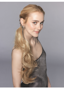 Vrouw draagt het Champagne haarstuk van Ellen Wille – lange, golvende wrap-around paardenstaart in een natuurlijke blondtint met elegante uitstraling.