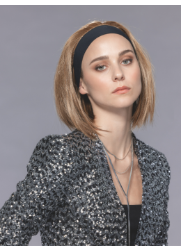 Vrouw draagt het Cidre haarstuk van Ellen Wille – middellang half haarstuk in een natuurlijke blondbruine tint, gedragen met een zwarte haarband voor een casual-chique look.