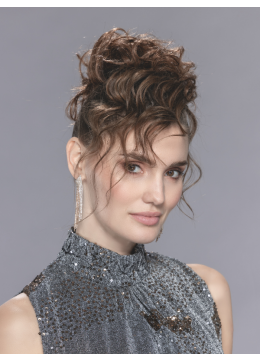 Vrouw draagt het Ice scrunchie haarstuk van Ellen Wille – volumineuze knot met zachte, losse krullen.