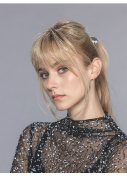 Model draagt de Lemon II pony topper van Ellen Wille – glanzende pony met zijkanten, strak ingeklikt voor natuurlijk volume.