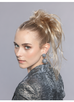 Ouzo scrunchie in knot – speelse look met rechte lange plukken en lossere bovenop.