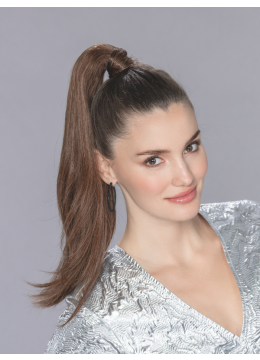 Model draagt de Shake staartverlenging van Ellen Wille – lange, glanzende paardenstaart van echt haar.